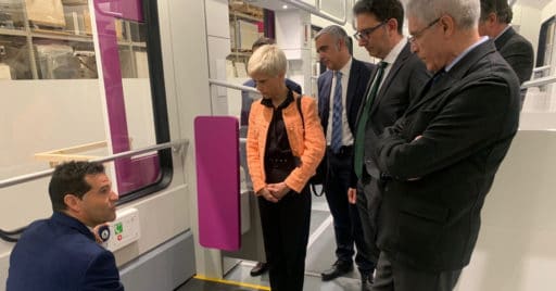 Isaías Táboas durante la visita a la maqueta de los trenes de cercanías de Stadler. © STADLER.