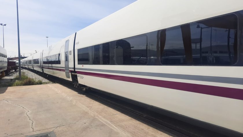 Lateral del primer tren de la serie 730 reformado. © RENFE