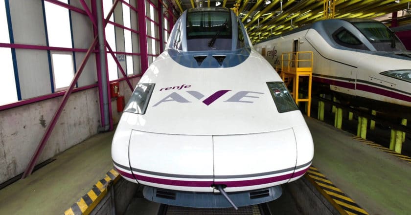 Nueva imagen visual de la marca AVE en el testero de 102-002, el primer tren en lucirla. © RENFE.