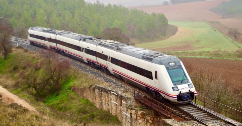 Regional Madrid-Cuenca circulando por el tramo que se va a cerrar. ANDRÉ MARQUES.