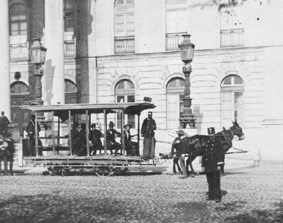 Tranvía con tracción de sangre en Rossio en 1873.