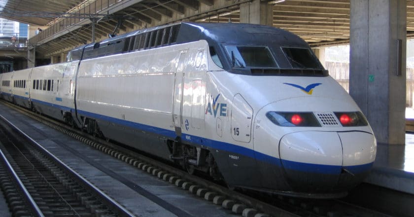 Tren AVE de la serie 100 en la estación de Sevilla-Santa Justa. DEWET.