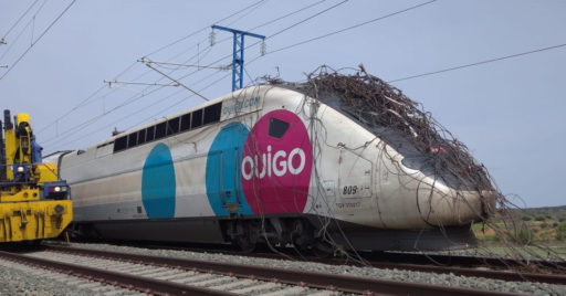 108-009 de Ouigo detenido en Cetina (Aragón) con parte del hilo de contacto enrollado sobre el testero trasero. AUTORÍA DESCONOCIDA