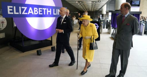 Andy Byford, comisionado de Transport for London, la Reina Isabel II y el Príncipe Eduardo durante la inauguración de la Elizabeth Line. © THE ROYAL FAMILY.