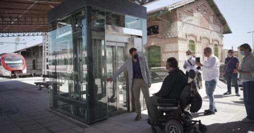 Ascensor para acceder al nuevo paso inferior desde el andén 1 de la estación de Aranjuez. © ADIF.