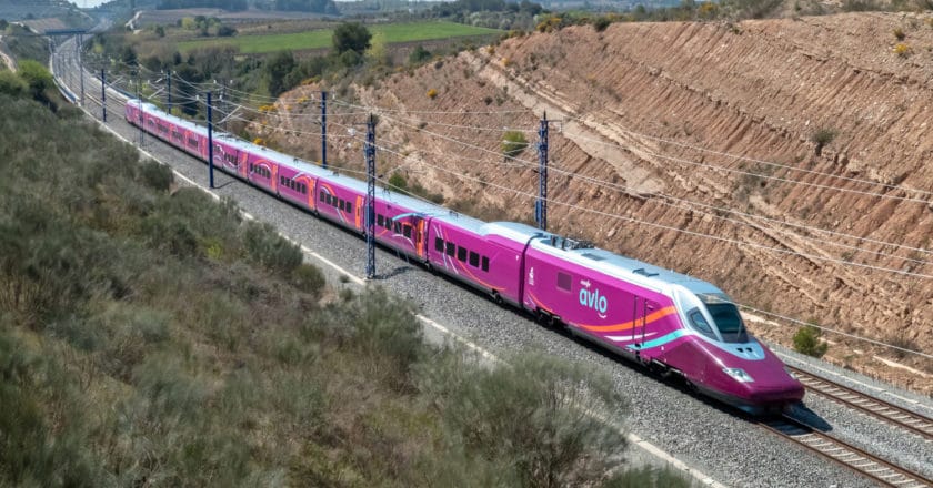 Uno de los 50 trenes de alta velocidad Madrid-Barcelona de Renfe circulando por Sant Llorenç d'Hortons. BERNAT BORRÀS - WWW.TRENSCAT.CAT