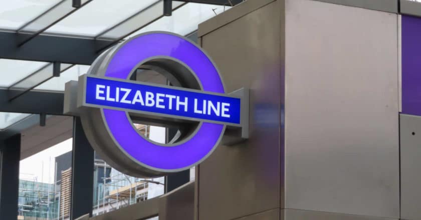 Cartel de la Elizabeth Line, la línea que operará el túnel Crossrail. DAVID HAWGOOD.