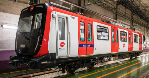 Coche motor con cabina del primer tren de la serie 7000 del metro de Barcelona en Triangle Ferroviari.© TMB.
