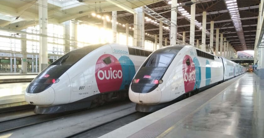 Dos trenes de Ouigo España en la estación de Madrid-Puerta de Atocha el día de la inauguración del servicio. MIGUEL BUSTOS.