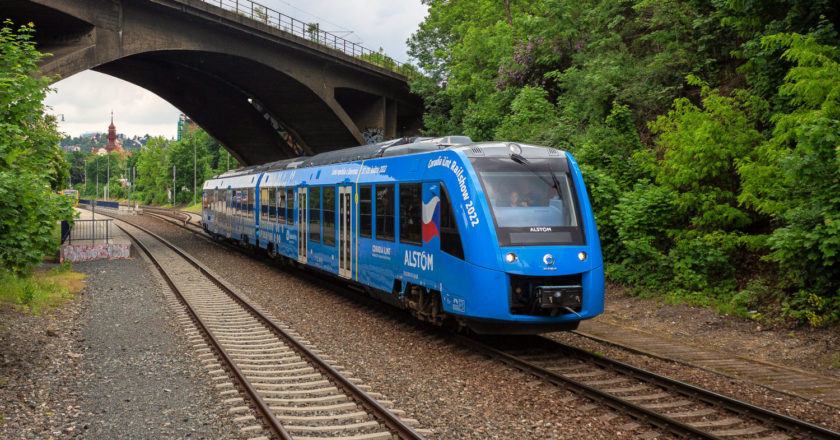 El prototipo del Alstom Coradia iLint de hidrógeno circulando por Praga. © JAKUB MAKOVSKY..