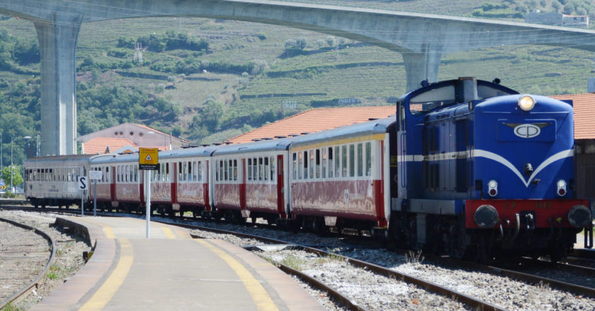 Interregional Pocinho-Oporto llegando a Tua, una de las principales estaciones de la Linha do Douro. MIGUEL BUSTOS.