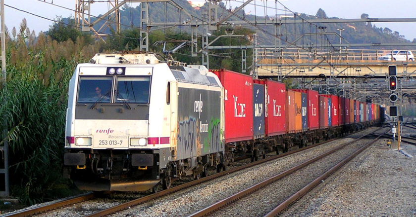 Tren remolcado por una de las más modernas locomotoras de Renfe Mercancías. JORDI.