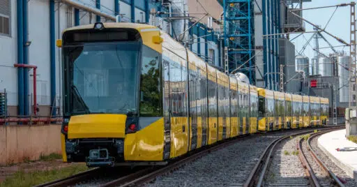 Los dos tranvías Tramlink de Basilea terminados, en mando múltiple en la vía de pruebas de la factoría de Stadler en Albuixech. © STADLER