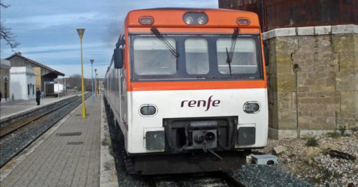 Regional Madrid-Cuenca pasandp por la estación de Huete. FURBYTRENES.