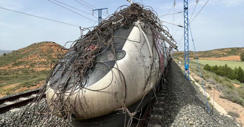 Testero trasero del tren con el hilo de contacto enrollado. AUTORÍA DESCONOCIDA.