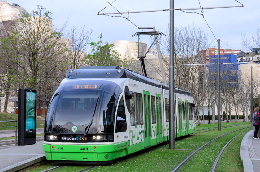 Tranvía de Bilbao 408 prestando servicio entre Atxuri y La Casilla. ÍÑIGO ARRANZ.