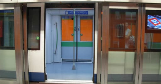 Tren del metro de Madrid con puertas de andén en la estación de San Nicasio, necesarias para permitir la conducción automática sin maquinista. MIGUEL BUSTOS.