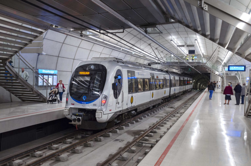 UT 955 prestando servicio en la L3 del metro de Bilbao entre Matiko y Kukullaga detenida en Otxarkoaga. ÍÑIGO ARRANZ.