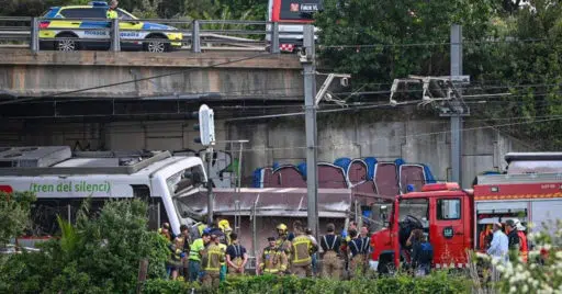 Accidente en Sant Boi: Un vagón de un tren de mercancías se descarrila e impacta contra un tren de viajeros de FGC en Sant Boi. AUTORÍA DESCONOCIDA.