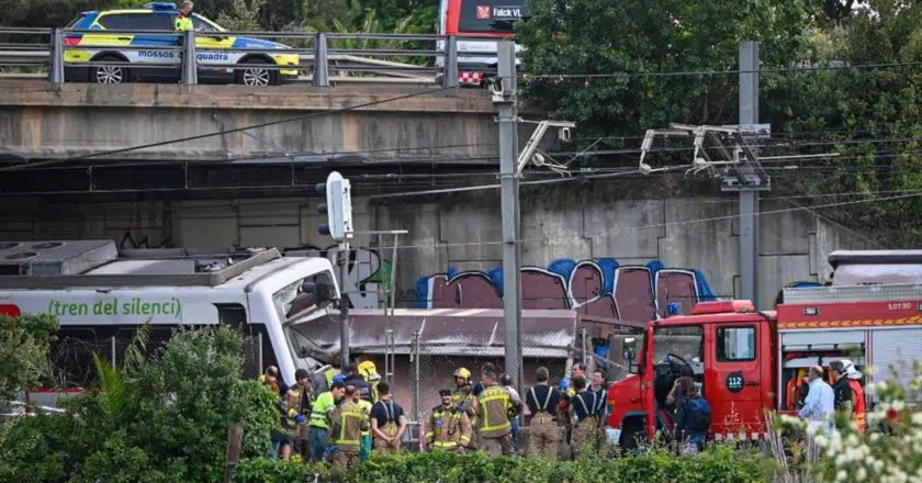 Accidente en Sant Boi: Un vagón de un tren de mercancías se descarrila e impacta contra un tren de viajeros de FGC en Sant Boi. AUTORÍA DESCONOCIDA.