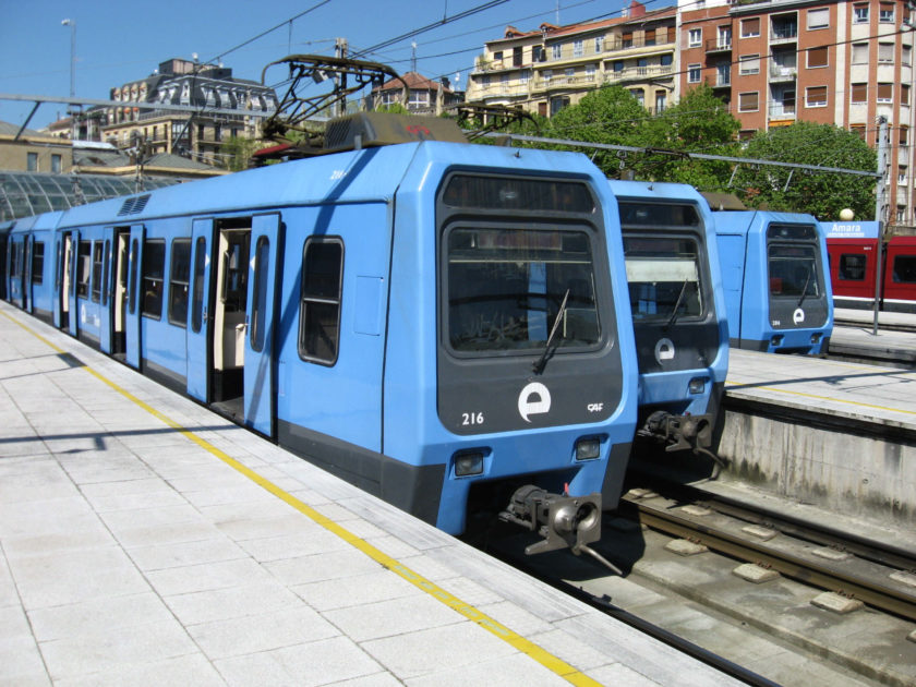 Varias unidades de la serie 200 de Euskotren estacionadas en la estación de San Sebastián en el año 2008. SMILEY.TOERIST.