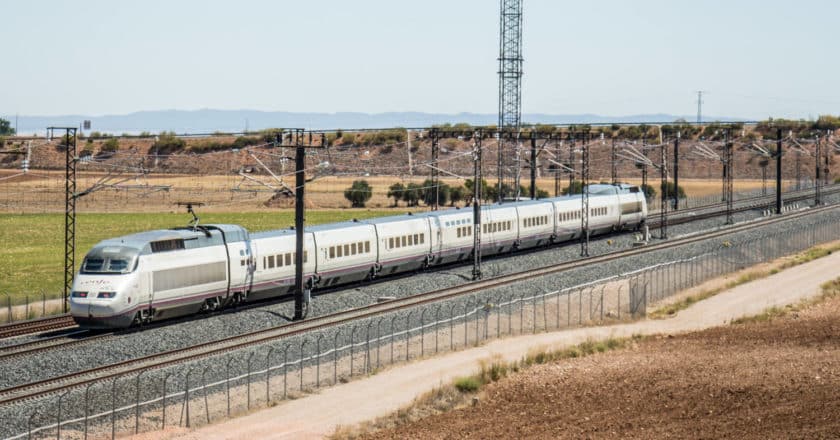 AVE Madrid-Alicante pasando por Villarrubia de Santiago en 2017. MIGUEL GALÁN.