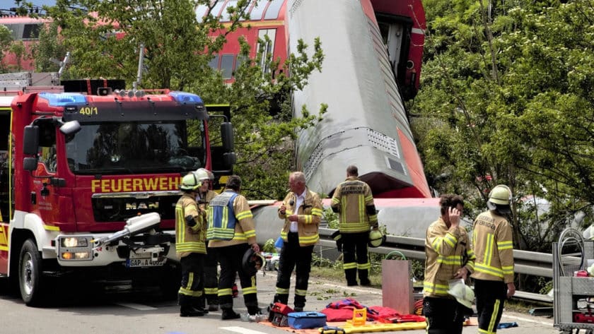 Bomberos atendiendo al descarrilamiento de un tren regional en Alemania. AUTORÍA DESCONOCIDA