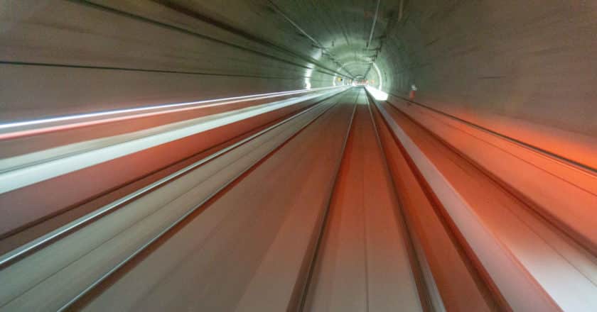 Fotografía del interior del túnel Atocha-Chamartín (túnel del Jardín Botánico) tomada a bordo de un tren en marcha. © MITMA.