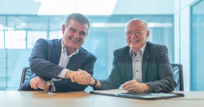 Los CEO de SBB y Stadler durante la firma del contrato. (C) STADLER