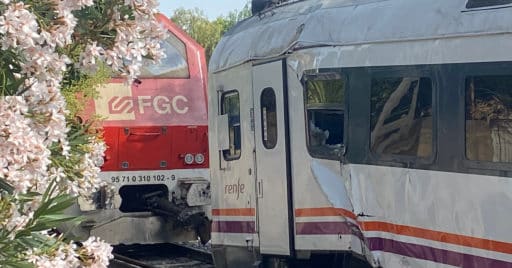 Los dos trenes implicados en el accidente ferroviario de Vila-Seca esta mañana tras haber sido separados. © JOSEP SUÑÉ.