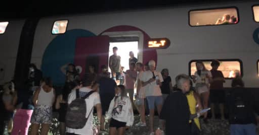 Viajeros del tren de Ouigo Barcelona-Madrid en la vía tras varias horas detenidos en Alhama de Aragón. © ALBERTO PUCHADES.