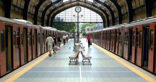 Dos trenes de la línea 1 del metro de Atenas en la estación de Piraeus. BADSEED.