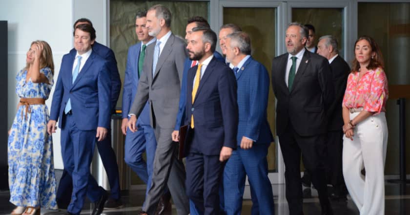 La comitiva inaugural de la LAV Venta de Baños-Burgos en la estación de Rosa Manzano. MIGUEL BUSTOS.