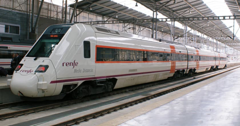Los abonos gratuitos para los trenes OSP de Renfe permitirán viajar en trenes de Media Distancia sin coste. HUGH LLEWELYN