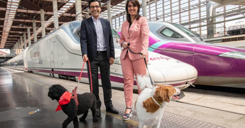 Renfe hará una prueba piloto para viajar con perros de hasta 40 kg en el AVE Madrid-Barcelona. (C) RENFE-PATIER
