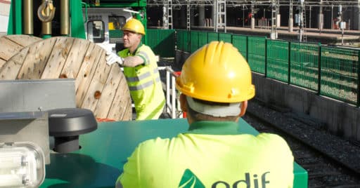 Trabajadores de mantenimiento de la electrificación como los que entrarán en la OEP 2022 de Adif y Adif Alta Velocidad en la estación de Atocha Cercanías. © ADIF.