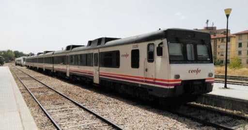 Trenes de las series 592 y 599 en la estación de Cuenca. MIGUEL BUSTOS