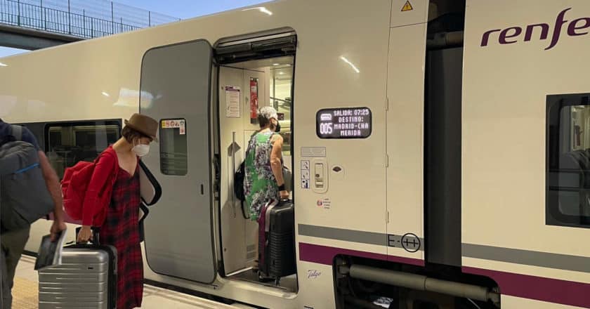 Viajeros entrando en el primer Alvia Madrid-Badajoz. © RENFE.