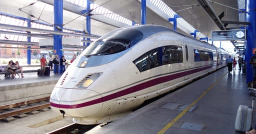 AVE de Renfe en la estación de Lleida-Pirineus, afectada por la interrupción del servicio en la LAV Madrid-Barcelona-Figueras por el robo de cable. RICARD CODINA.