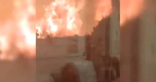Imagen del incendio de Bejís captada desde el interior del tren durante su parada junto a las llamas.