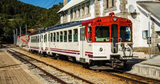 Tren de la serie 442 de la línea C-9 Cercedilla-Cotos estacionado en la estación de Cotos. MIGUEL GALÁN.