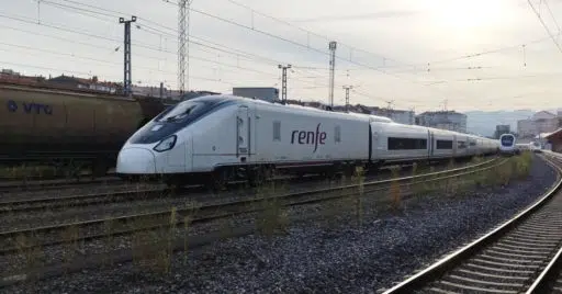 Avril 106-056 de ancho variable en las vías de ancho ibérico de la estación de Orense. © AGUSTÍN SUÁREZ.