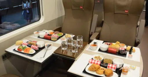 Interior de un coche de iryo con la oferta gastronómica bistró de la clase Infinita.