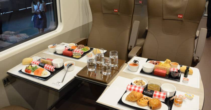 Interior de un coche de iryo con la oferta gastronómica bistró de la clase Infinita.