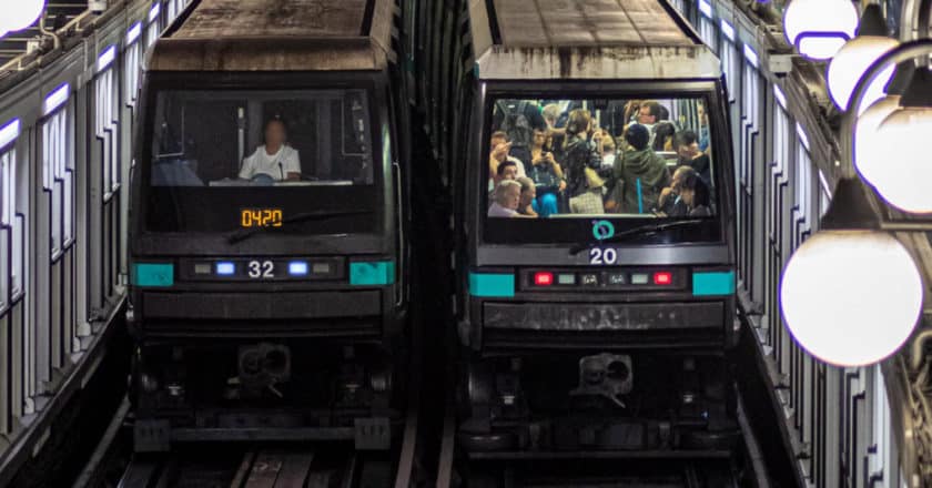 Dos MP-89, uno con cabina y otro totalmente automático, se cruzan en la línea 4 del metro de París. © MOHAMED SY - MR SY.