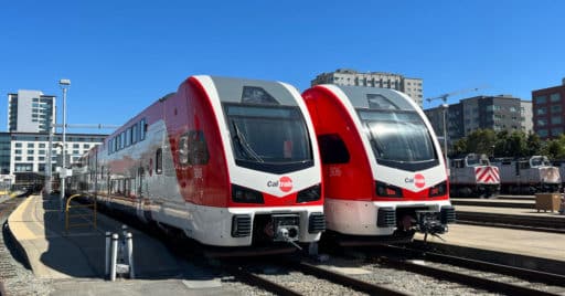 Dos trenes eléctricos Stadler KISS de Caltrain en la estación de San Francisco durante su presentación. © CALTRAIN.