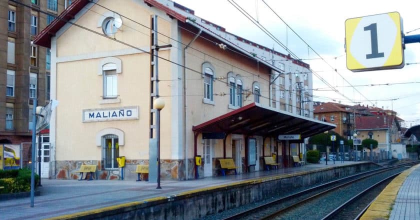 Estación de Maliaño, uno de los puntos donde terminará y empezará el BAB en la línea Santander-Bilbao. LMLM.