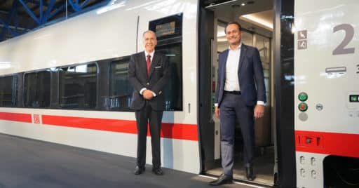 Gonzalo Urquijo Fernández de Araoz y el Dr. Michael Peterson junto a la puerta del primer coche terminado del ICE L. © DB AG - OLIVER LANG.