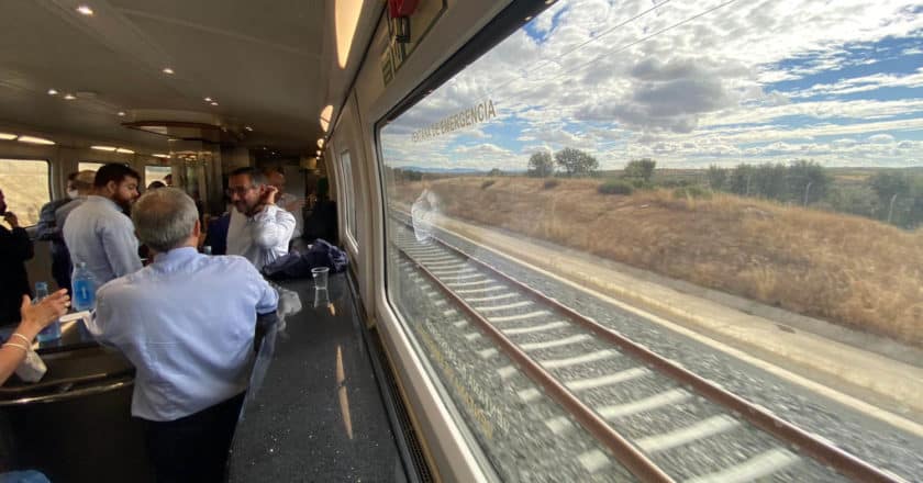 La electrificación entre Humanes y Plasencia permitirá circular a 300 km/h en Extremadura. © RUBEN MARTINS.