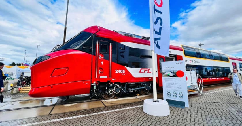 Uno de los primeros Coradia Stream High Capacity de CFL expuestos en InnoTrans 2022. © @BAHNBLOGSTELLE.